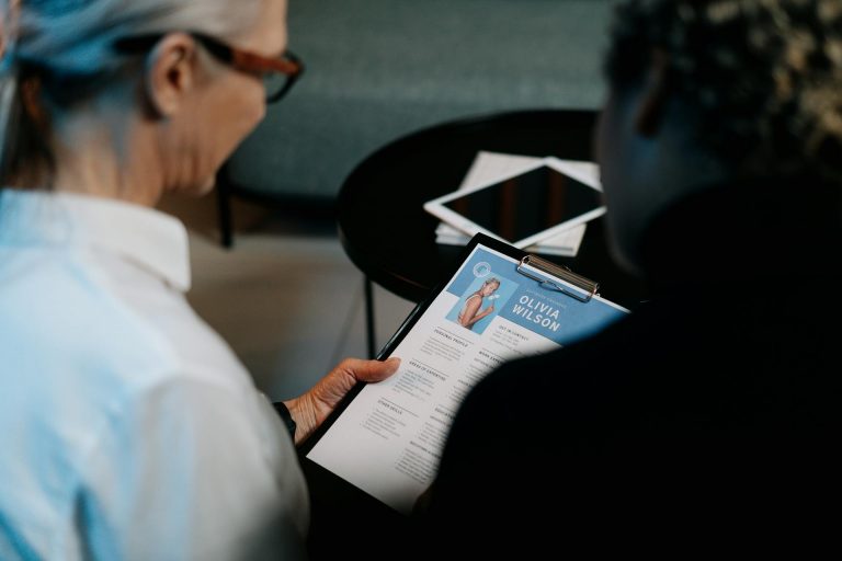 un homme et une femme passant a revue un cv