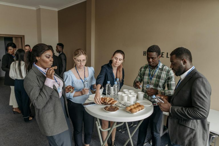 image de gens entrain de discuter autour d'une table